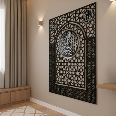 Mihrab-Wandbild mit Kalima Tawheed in Silber auf Schwarz, Schrägansicht von rechts in einem Gebetsraum