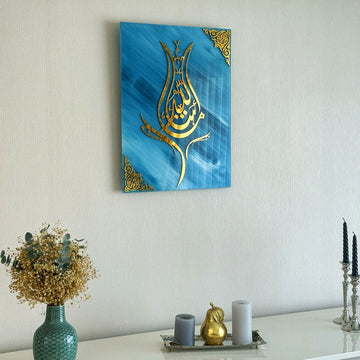 Art mural en verre Mashallah en forme de tulipe au-dessus d'un buffet blanc avec vase et bougies, vue plus proche