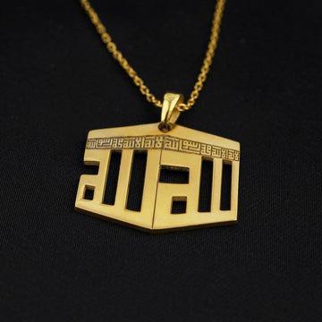 Collier pendentif Kaaba doré avec bande de la Kalima en coufique, vue rapprochée en angle sur tissu noir