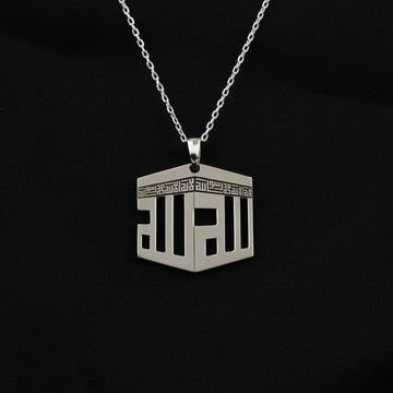 Collier à pendentif motif Kaaba 3D en argenté sur fond noir