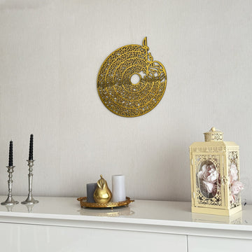 Art mural rond doré 4 Quls en calligraphie, vue plus proche de la pièce au-dessus d'un buffet et d'une lanterne crème