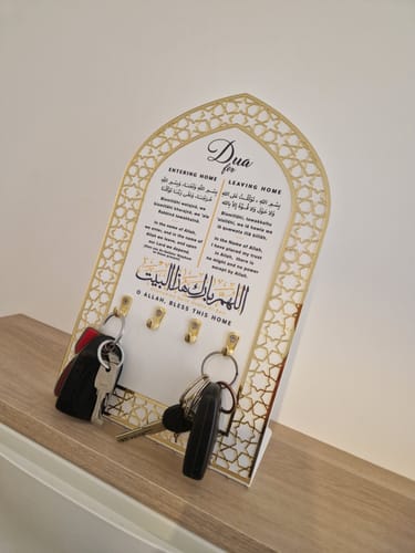 "كنت أتوقع أن تكون لامعة، ولكنها كانت مطلية باللون الذهبي، مما كان مخيبًا قليلاً. ولكنها أصبحت رائعة بعد أن قمت بتجميعها ووضع الأضواء LED فيها."