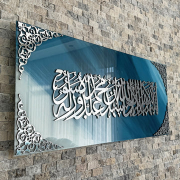 Nahe Schrägansicht der Kalima-Shahada-Kalligraphie in silbernem Acryl auf blau-weißem Glas