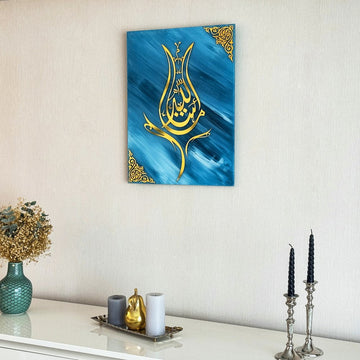 Art mural en verre Mashallah en forme de tulipe avec calligraphie dorée, vu en contre-plongée au-dessus d'un buffet