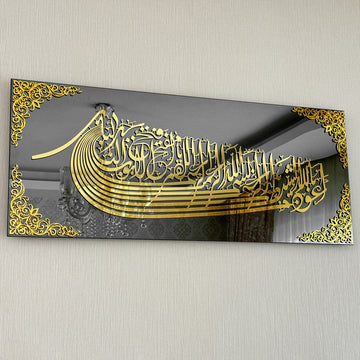لوحة زجاجية على شكل سفينة بالاستعاذة والبسملة بخط أكريليك ذهبي على زجاج مرآة أسود، منظر مائل