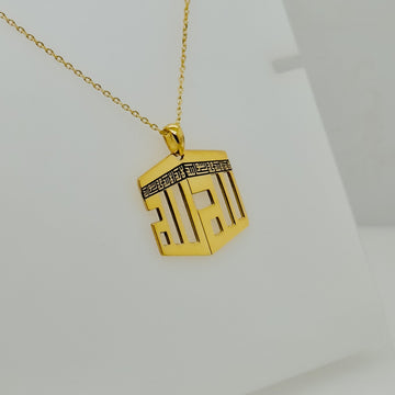 Collier pendentif Kaaba doré, angle de côté montrant la forme cubique en 3D
