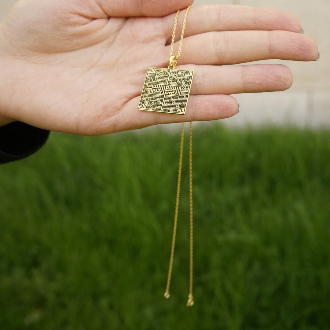 4-quls-kufic-square-on-hand