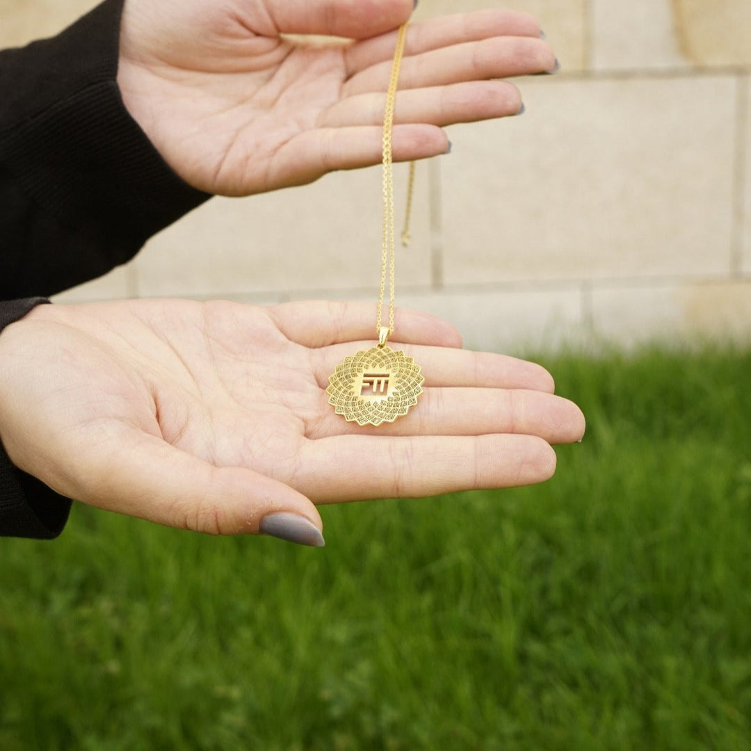 floral-asma-jewelry-on-hand-present