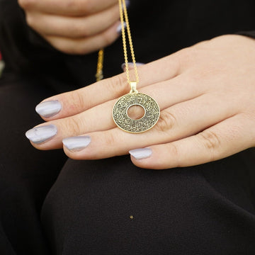 surah-nur-35-jewelry-on-hand