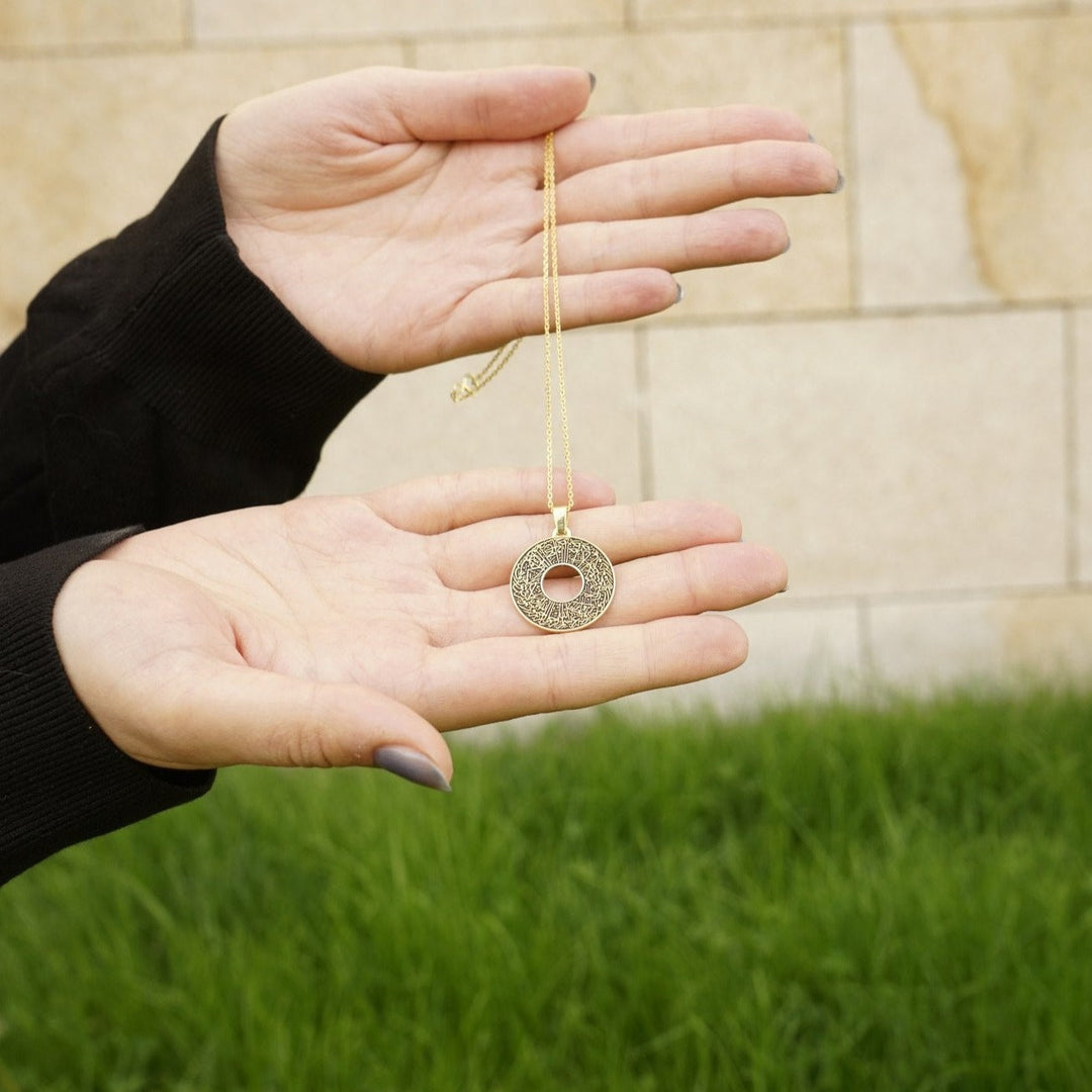 surah-nur-35-jewelry-on-hand-present