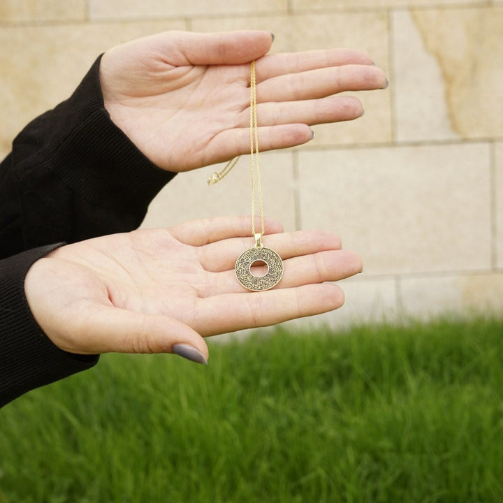 surah-nur-35-jewelry-on-hand-present