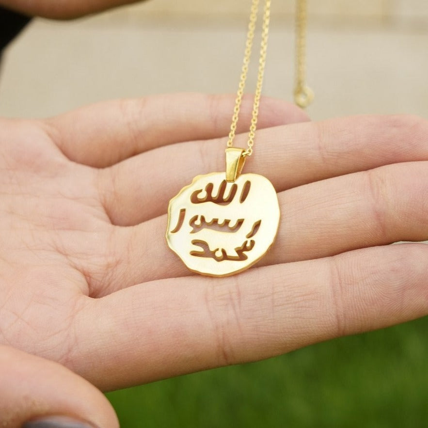 seal-of-muhammad-jewelry-on-hand-close