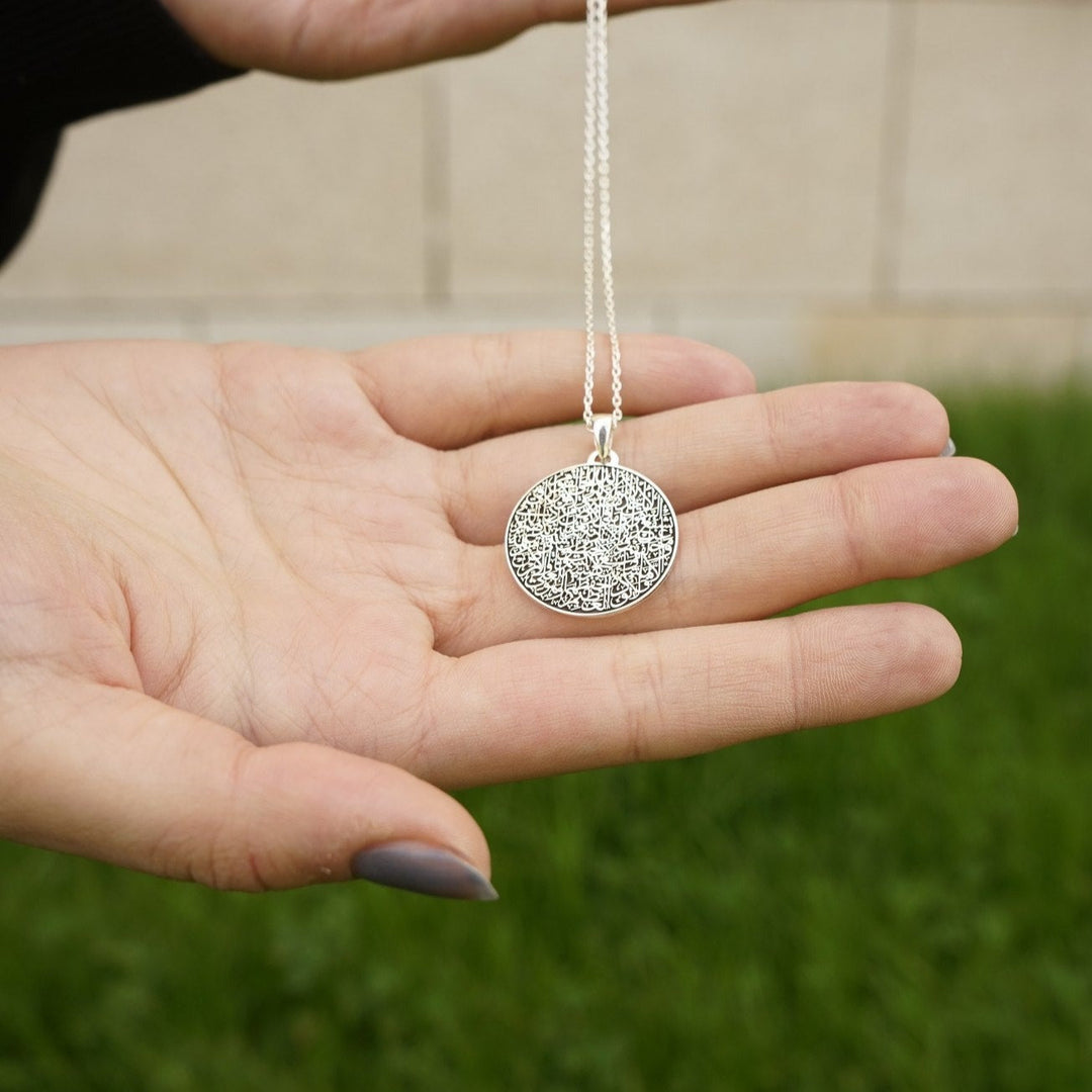 round-full-ayatul-kursi-jewelry-in-hand