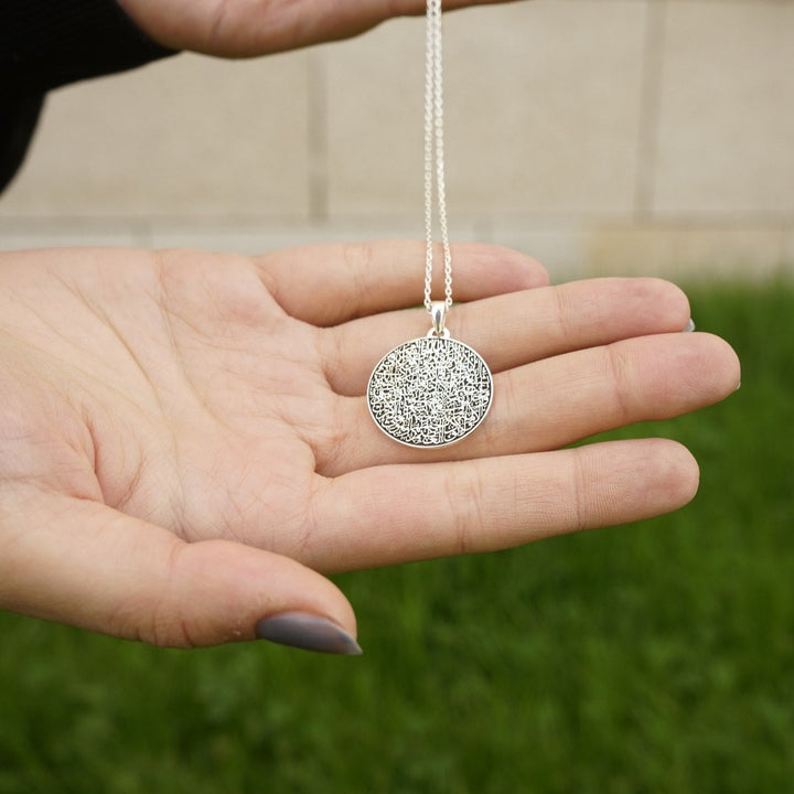 round-full-ayatul-kursi-jewelry-in-hand