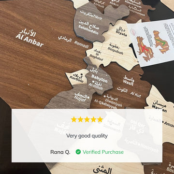 Gros plan de la carte murale de l'Irak en bois avec les étiquettes Bagdad et Kerbala et un avis client cinq étoiles