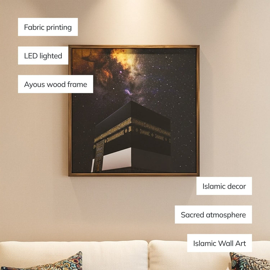 الكعبة، بيت الله | فن إسلامي، طباعة قماشية مع إضاءة LED وخلفية درب التبانة