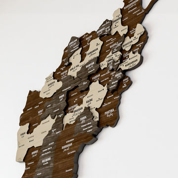 Gros plan en angle sur la carte murale de l'Afghanistan en bois montrant les couches étagées des provinces