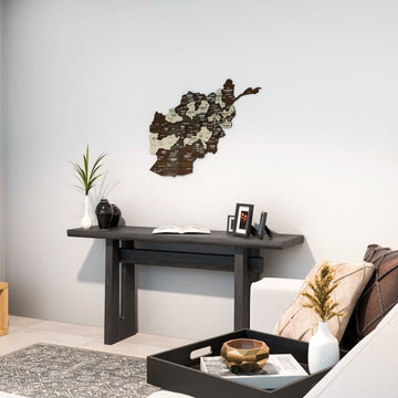 Carte murale de l'Afghanistan en bois sur le mur d'un salon avec une console et un canapé