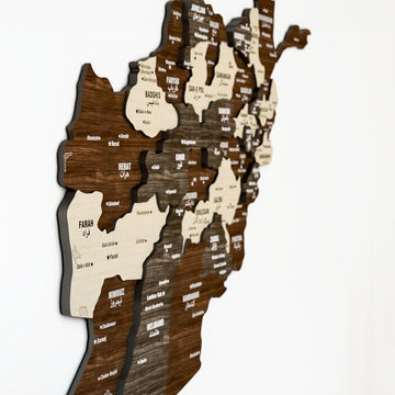 Gros plan sur la carte murale de l'Afghanistan en bois, provinces en couches et noms en arabe, côté gauche