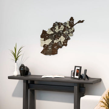 Carte murale de l'Afghanistan en bois, tons de bois brun clair et foncé, au-dessus d'une console
