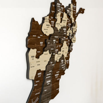 Vue de côté de la carte murale de l'Afghanistan en bois montrant les provinces en relief sur le mur
