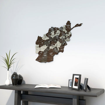 Carte murale de l'Afghanistan en bois sur un mur clair au-dessus d'une console sombre, taille moyenne