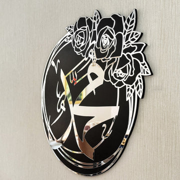 Gros plan du disque Muhammad (paix sur lui) argenté avec détail de rose et de feuilles sur noir