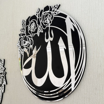 Gros plan du disque Allah argenté avec détail de rose et anneaux superposés, vu de côté