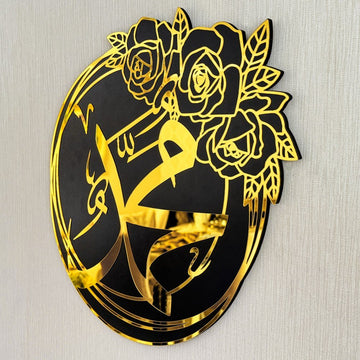 Gros plan du disque Muhammad (paix sur lui) doré avec détail de rose et de feuilles sur noir