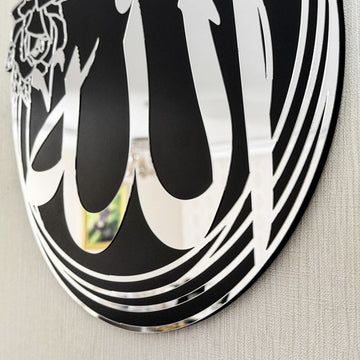 Gros plan de côté sur le disque Allah argenté, montrant les anneaux superposés et la surface acrylique réfléchissante