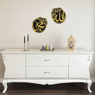 Paire de cercles muraux dorés Allah et Muhammad (paix sur lui) accrochée haut au-dessus d'une console blanche à pieds courbes