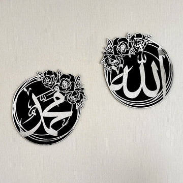 Disques ronds en acrylique argenté Allah et Muhammad (paix sur lui) avec roses, vue en angle sur un mur uni