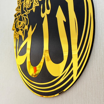 Gros plan de côté sur le bord du disque Allah doré, montrant les anneaux superposés et l'acrylique miroir