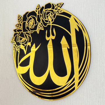 Gros plan du disque Allah doré avec détail de rose et anneaux superposés sur noir