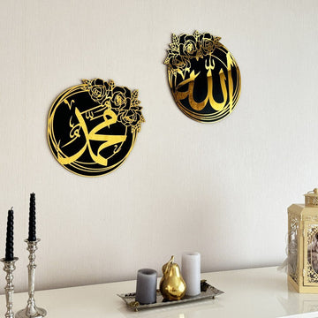 Disques ronds en acrylique doré Allah et Muhammad (paix sur lui) au mur, vue en angle depuis la gauche de la console