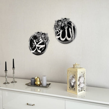 Paire de cercles muraux argentés Allah et Muhammad (paix sur lui), vue large au-dessus d'une console avec chandeliers