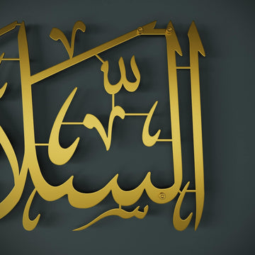 Gros plan de la calligraphie en métal As-Salamu Alaykum doré mat, montrant les vis de fixation murale