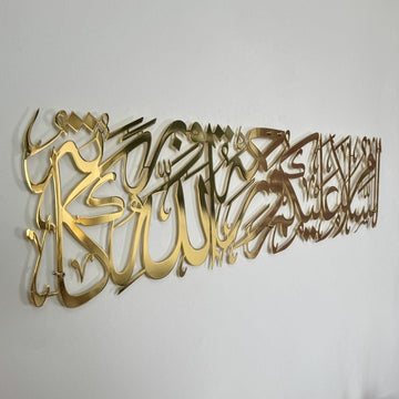 Shiny gold metal Assalamu Alaikum calligraphy, close side angle with a mirror-like surface