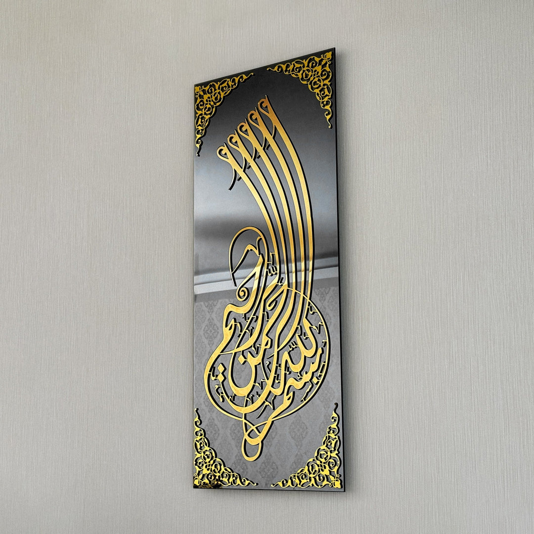 Calligraphie Bismillah dorée sur verre miroir noir sous un angle prononcé sur un mur clair