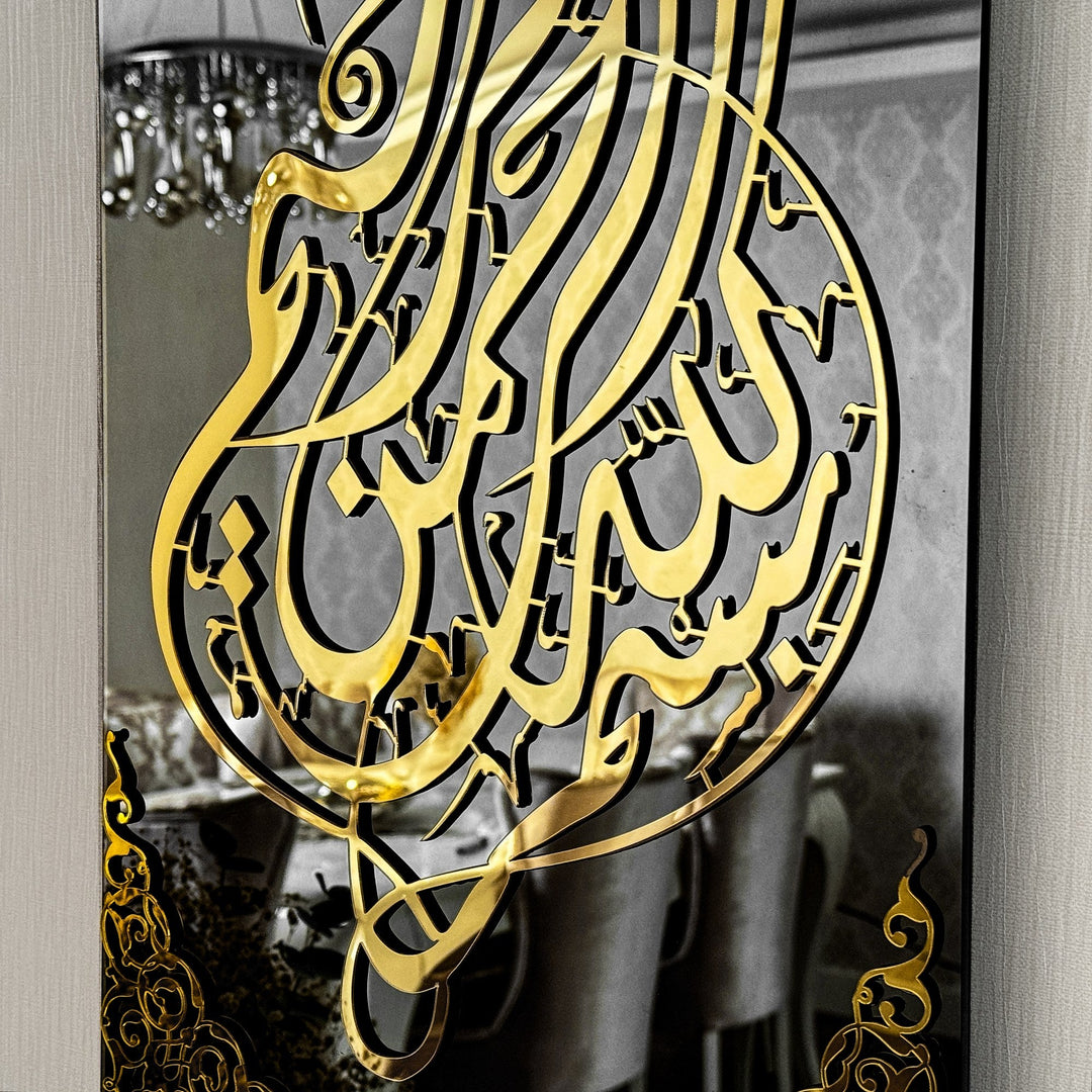 Gros plan de la calligraphie Bismillah dorée sur verre miroir noir reflétant une salle à manger