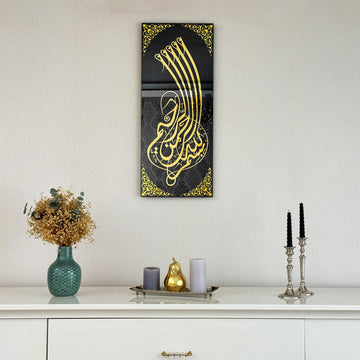 Art mural en verre Bismillah à calligraphie dorée au-dessus d'un buffet blanc avec vase et bougies, vue large
