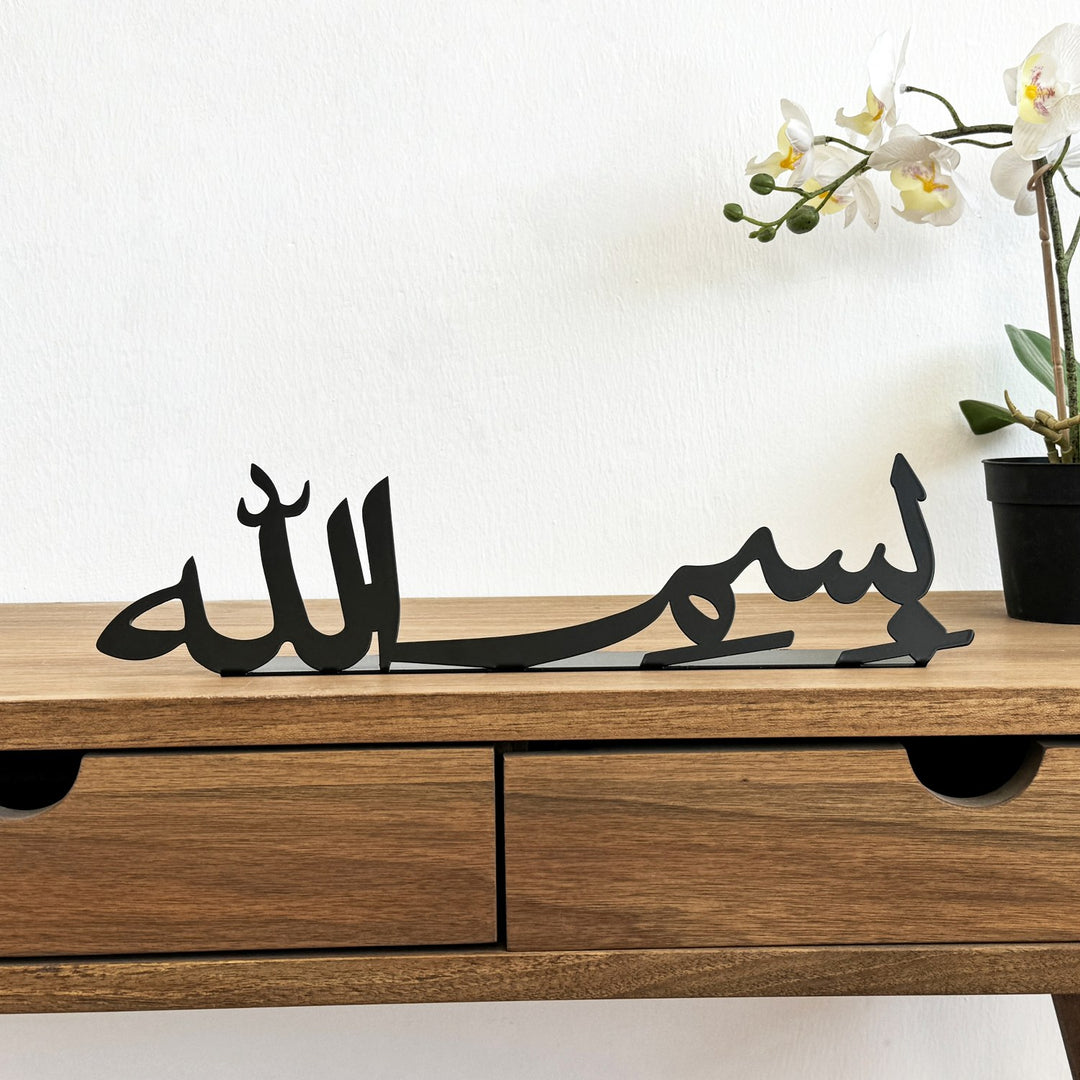 ديكور طاولة معدني أسود «بسم الله» على مكتب خشبي، منظر أمامي أقرب