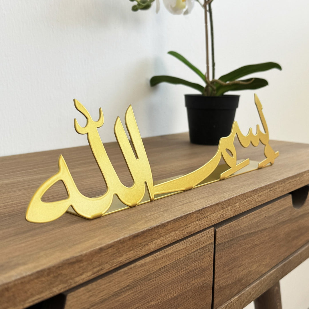 ديكور طاولة معدني «بسم الله» ذهبي لامع، منظر مائل يظهر اللمسة النهائية المرآتية
