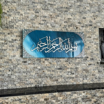 Horizontale Bismillah-Glaswandkunst, silberne Acryl-Kalligraphie auf blau-weißem Glas, an Steinwand