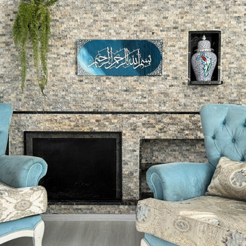 Horizontale Bismillah-Glaswandkunst, Silber auf blau-weißem Glas, über einem Kamin aufgehängt