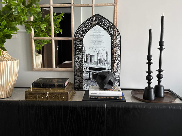 Customer photo of a Kaaba mihrab-shaped table decor between black candlesticks