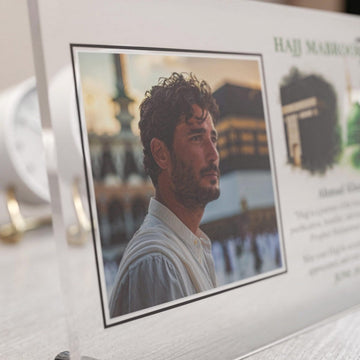 Close-up of the man's photo with Kaaba artwork on Design 1 Hajj Mabroor table decor