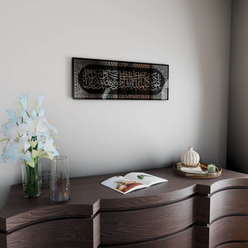 Art mural en verre Dua de protection contre le mauvais œil en acrylique argenté au-dessus d'une commode en bois sombre