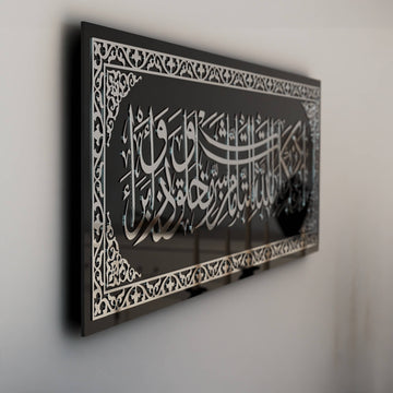 Art mural en verre Dua de protection contre le mauvais œil en acrylique argenté, angle latéral proche montrant la tranche du verre