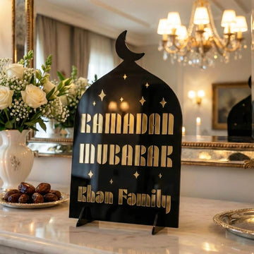 Ramadan-Mubarak-Acrylaufsteller Familienname (Modern) in Gold auf Schwarz auf einer Marmorkonsole